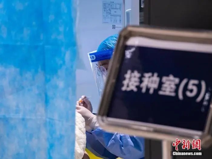 3月4日,北京市商务中心区(CBD)北京银泰中心的各企业员工在新冠肺炎疫苗机动接种点接种疫苗。为方便企业员工接种新冠疫苗,北京市朝阳区日前启动商务楼宇机动疫苗接种点位,首批位于北京银泰中心和万达广场B座,另有4个机动疫苗接种点位在筹备中。 中新社记者 侯宇 摄