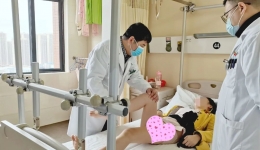 双腿终于又一样长了，医生为她做了这些……