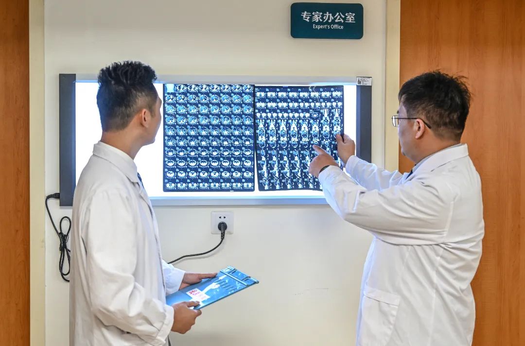 《专家析片》 赵建华 摄.jpg