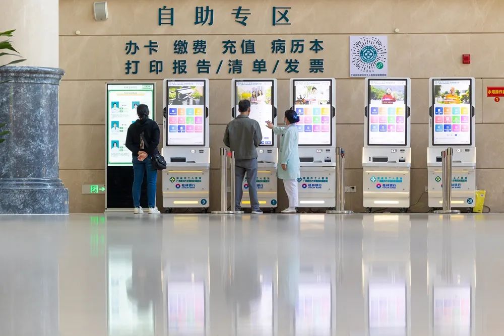 《方便快捷的自助服务》刘武 摄.jpg