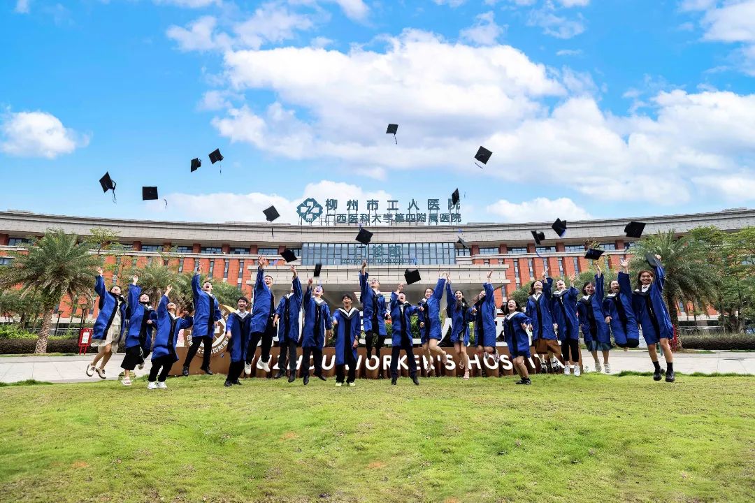 《我们毕业啦》伍玲 摄.jpg