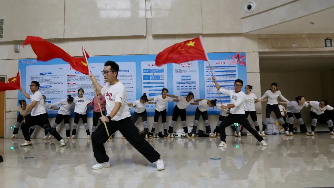 《八小时以外》甘军 摄.jpg