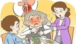惊险！67岁老人被牛肉卡喉险丢性命