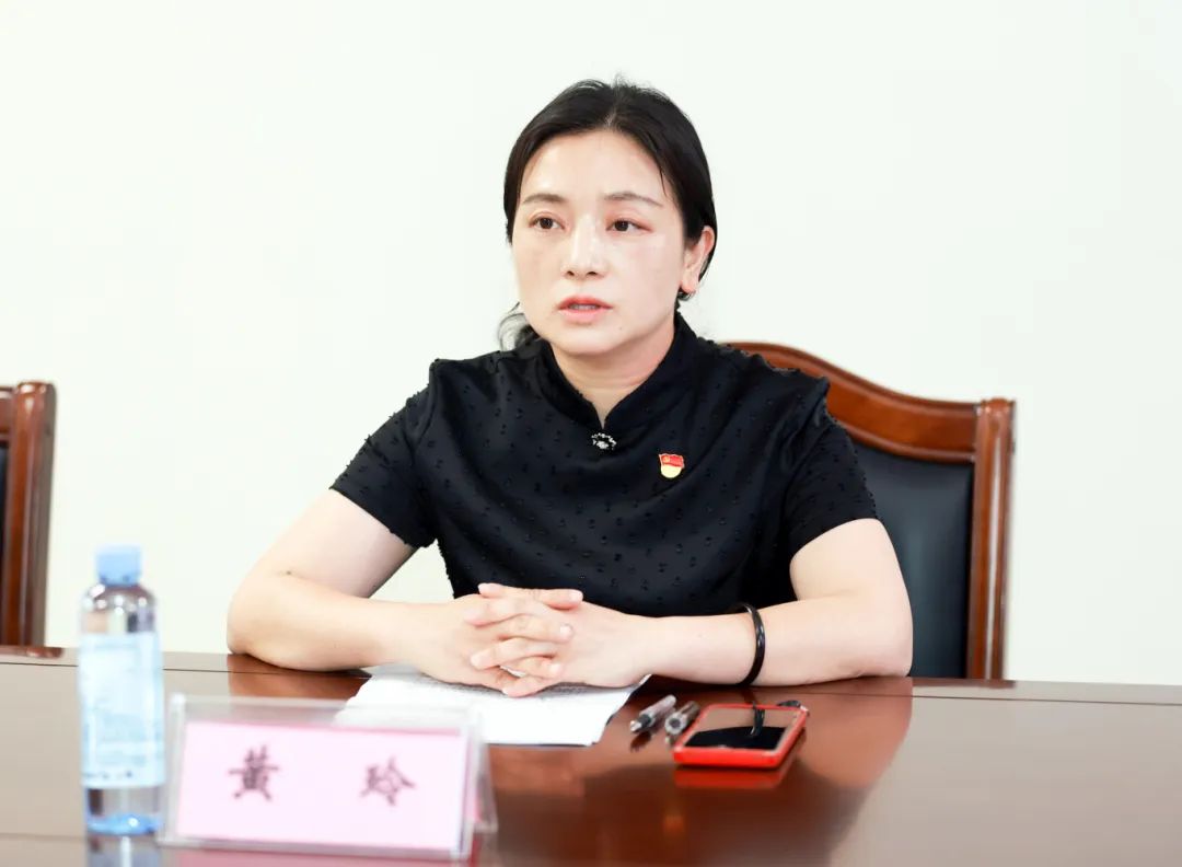 黄玲.jpg