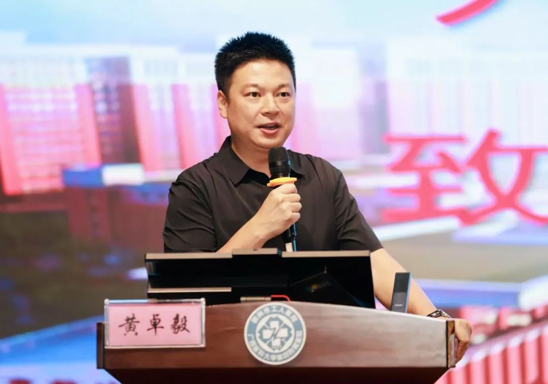 黄卓毅.jpg