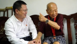 柳州市工人医院走访慰问“光荣在党50年”老党员