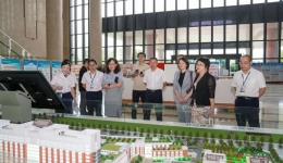 健康报社副社长肖景丹一行到柳州市工人医院调研采访