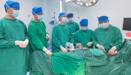强强联手！我院胸外科、普外科联合开展完全微创胸腹腔镜下结肠代食管术
